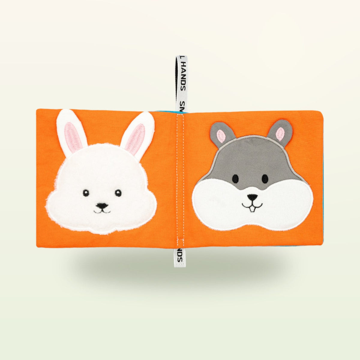 Small Hands Mascotas libro de tela Montessori abierto – conejo blanco y hámster gris sobre fondo suave de color crema – a partir de 0 meses