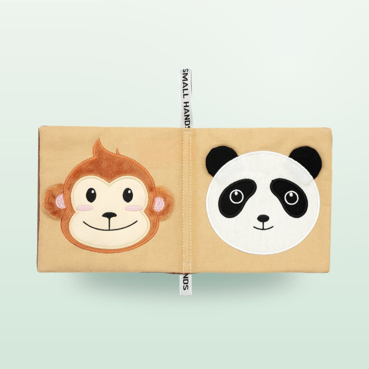 Small Hands Wilde Tiere Sensorik-Stoffbuch Doppelseite mit Affe und Panda auf sanftem Waldgrün-Hintergrund – ab 0 Monaten