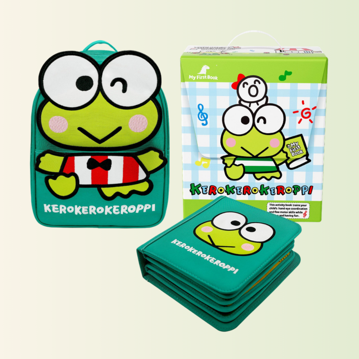 Set completo My First Book Keroppi: quiet book, mochila y caja de regalo, recortado sobre fondo suave de pradera