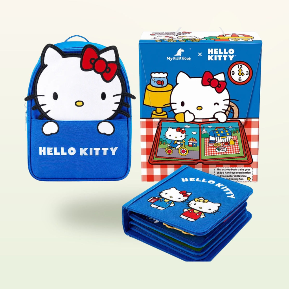 Set de regalo del quiet book Hello Kitty azul con caja sobre fondo suave de color crema – a partir de 1 año