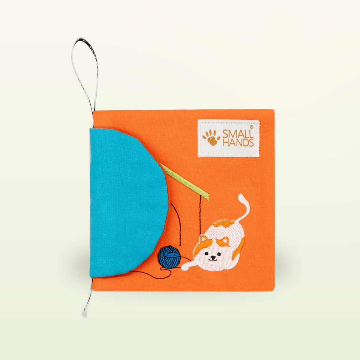 Small Hands Mascotas libro de tela Montessori – cubierta con gato y ovillo de lana azul sobre fondo suave de color crema – a partir de 0 meses