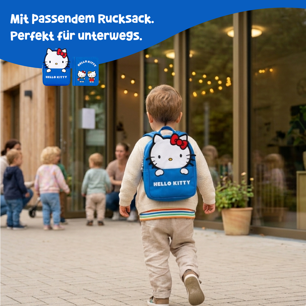 Niño pequeño lleva la mochila azul de Hello Kitty de paseo – quiet book con mochila a juego a partir de 1 año