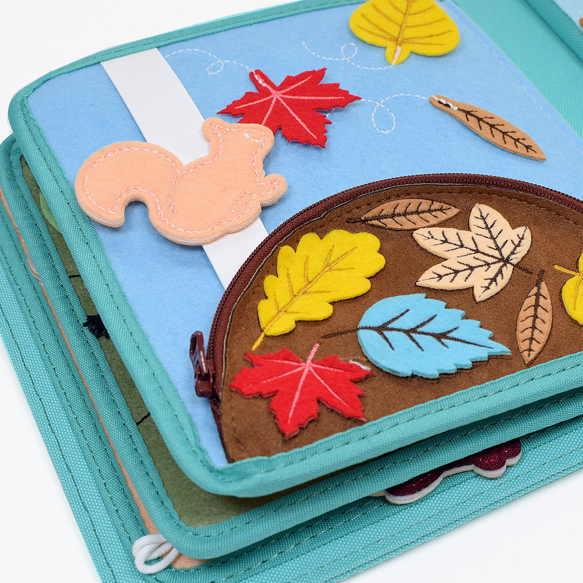 Nordic Forest Quiet Book Seite mit bunten Blatt-Formen als Puzzle zum Zuordnen – ab 1 Jahr