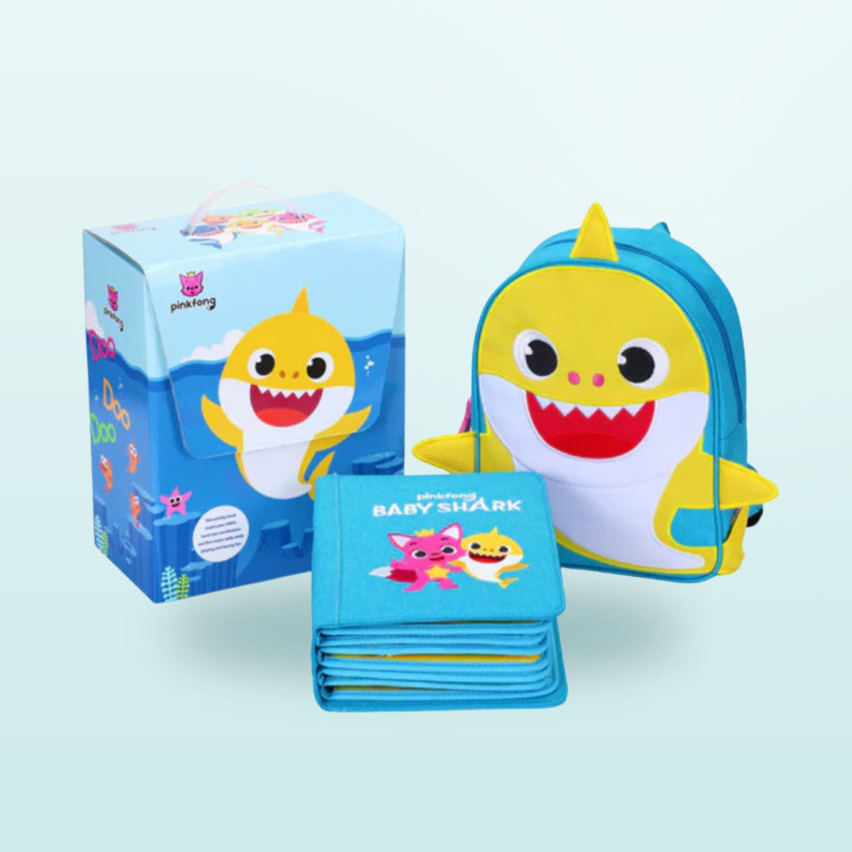 Baby Shark Quiet Book als Geschenkset mit türkisem Filzbuch, gelb-türkisem Baby-Shark-Rucksack und Pinkfong-Geschenkbox auf sanftem Meer-Hintergrund – komplettes Set ab 3 Jahren