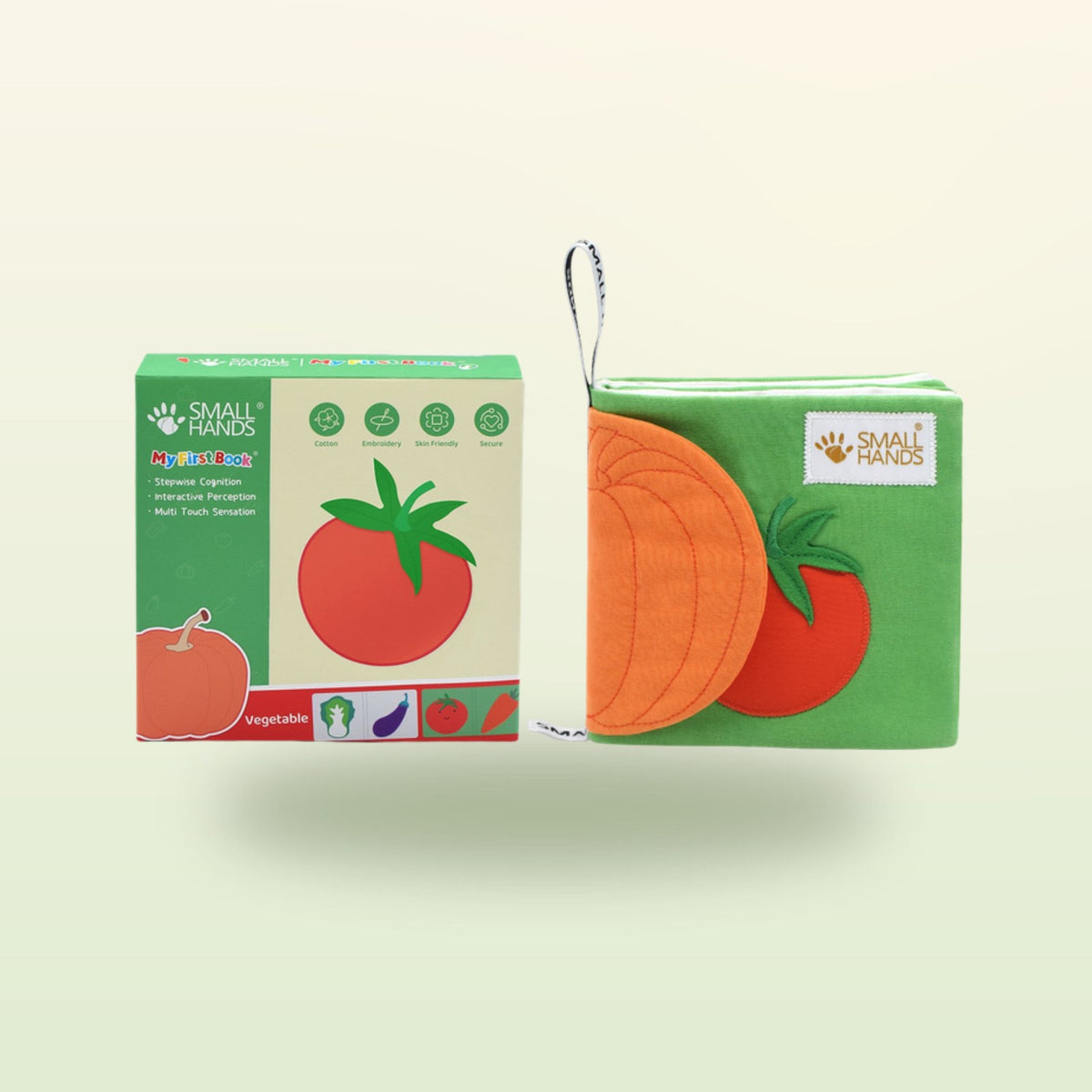 Small Hands Gemüse Montessori Stoffbuch mit Verpackung auf sanftem Wiesengrün-Hintergrund – ab 1 Jahr
