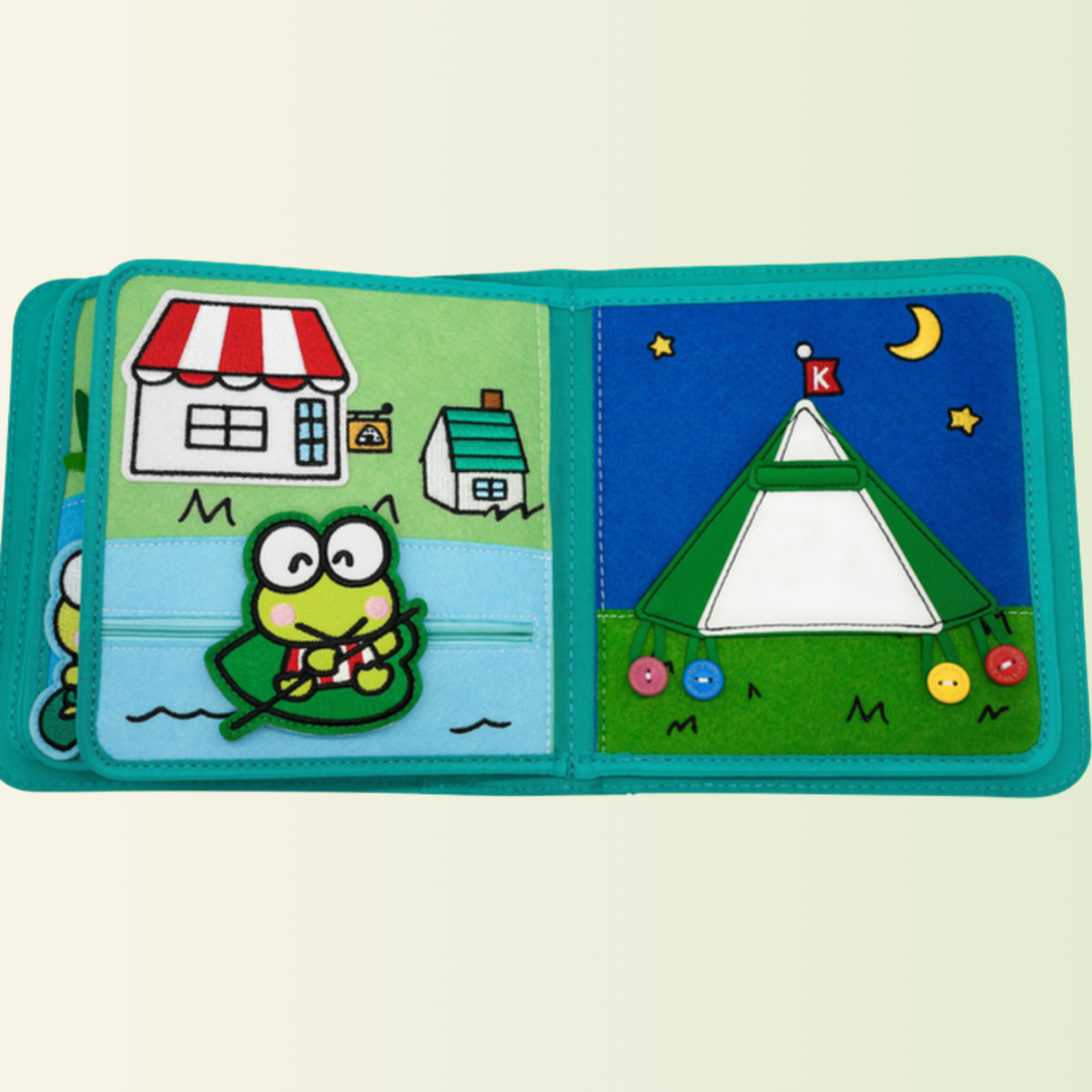 Quiet book Keroppi – pueblo y acampada bajo el cielo estrellado, recortado sobre fondo suave de pradera