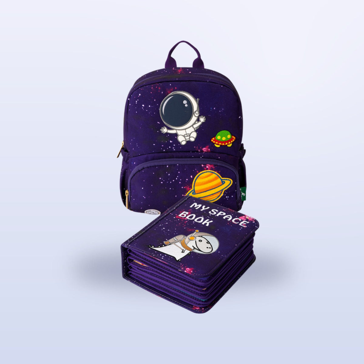 Geschlossenes Weltraum Filz-Quiet-Book mit Dino-Astronaut auf dem Cover und passendem Galaxie-Rucksack auf sanftem Weltraum-Hintergrund – Set ab 3 Jahren