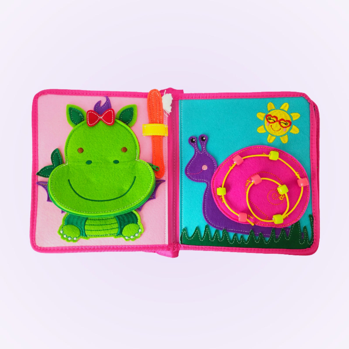 Prinzessin Quiet Book Doppelseite mit Drache und Schnecken-Perlenlabyrinth auf sanftem Lavendel-Hintergrund – ab 3 Jahren