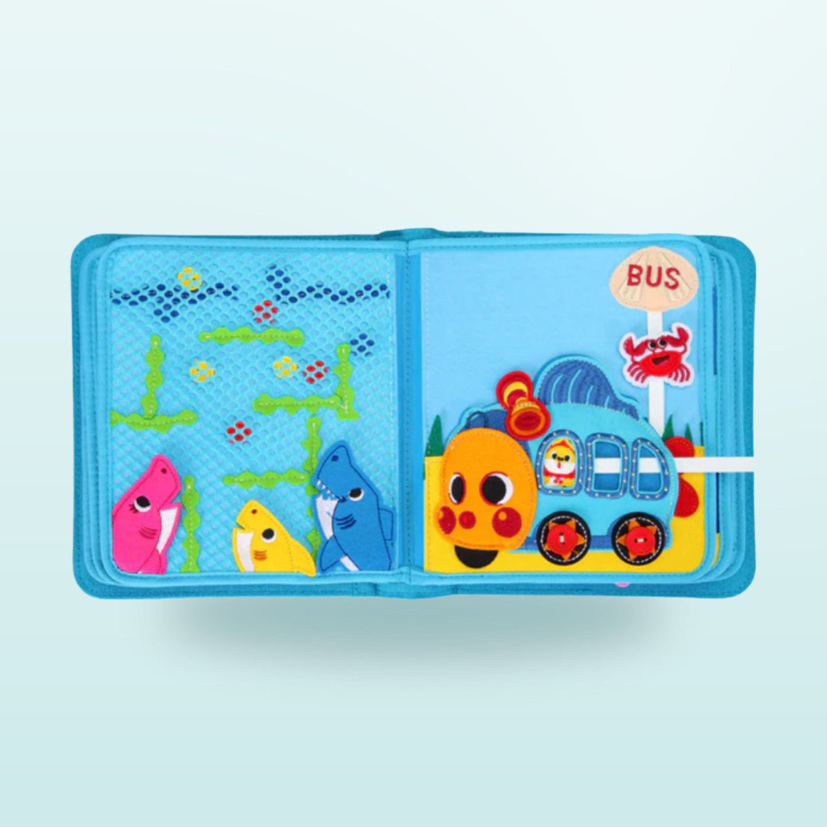 Doble página del quiet book Baby Shark con laberinto de cuentas y autobús de Pinkfong sobre fondo suave de mar – fortalece la musculatura de la mano a partir de 3 años