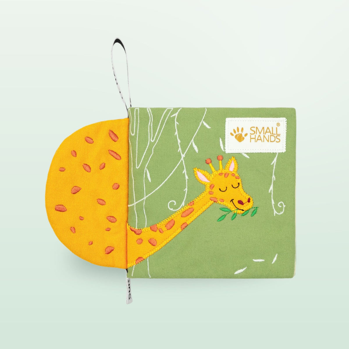 Small Hands Tiere Afrikas Montessori Stoffbuch Cover mit Giraffe auf sanftem Waldgrün-Hintergrund – ab 0 Monaten