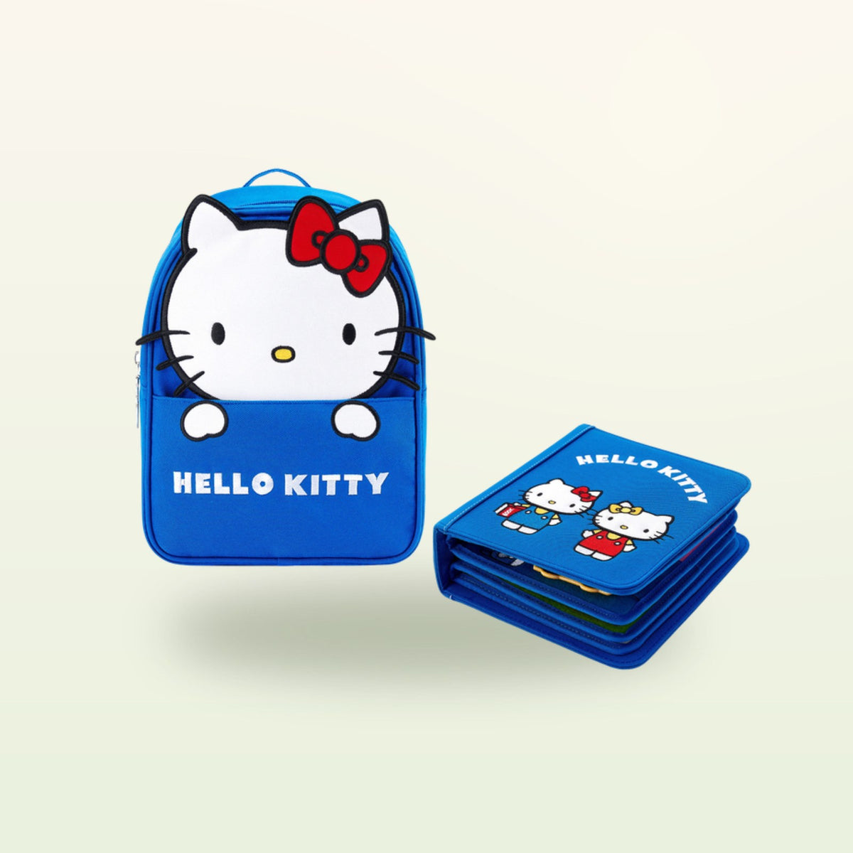 Quiet book Hello Kitty azul con mochila sobre fondo suave de color crema – a partir de 1 año