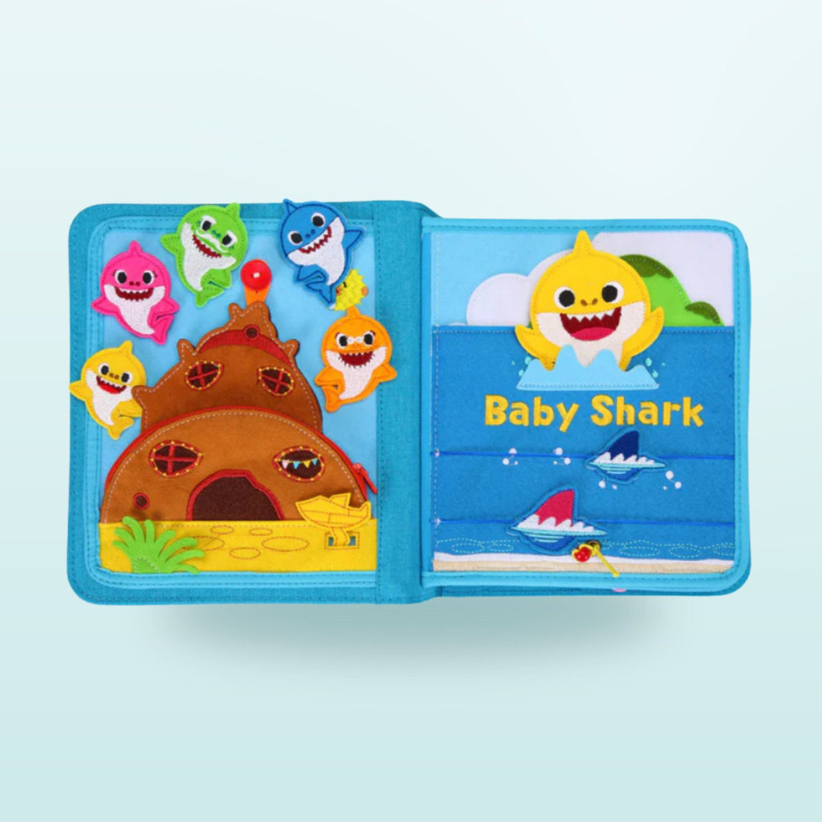 Baby Shark Quiet Book Doppelseite mit Hai-Familie am Unterwasser-Haus und Baby-Shark-Titelseite auf sanftem Meer-Hintergrund – ab 3 Jahren