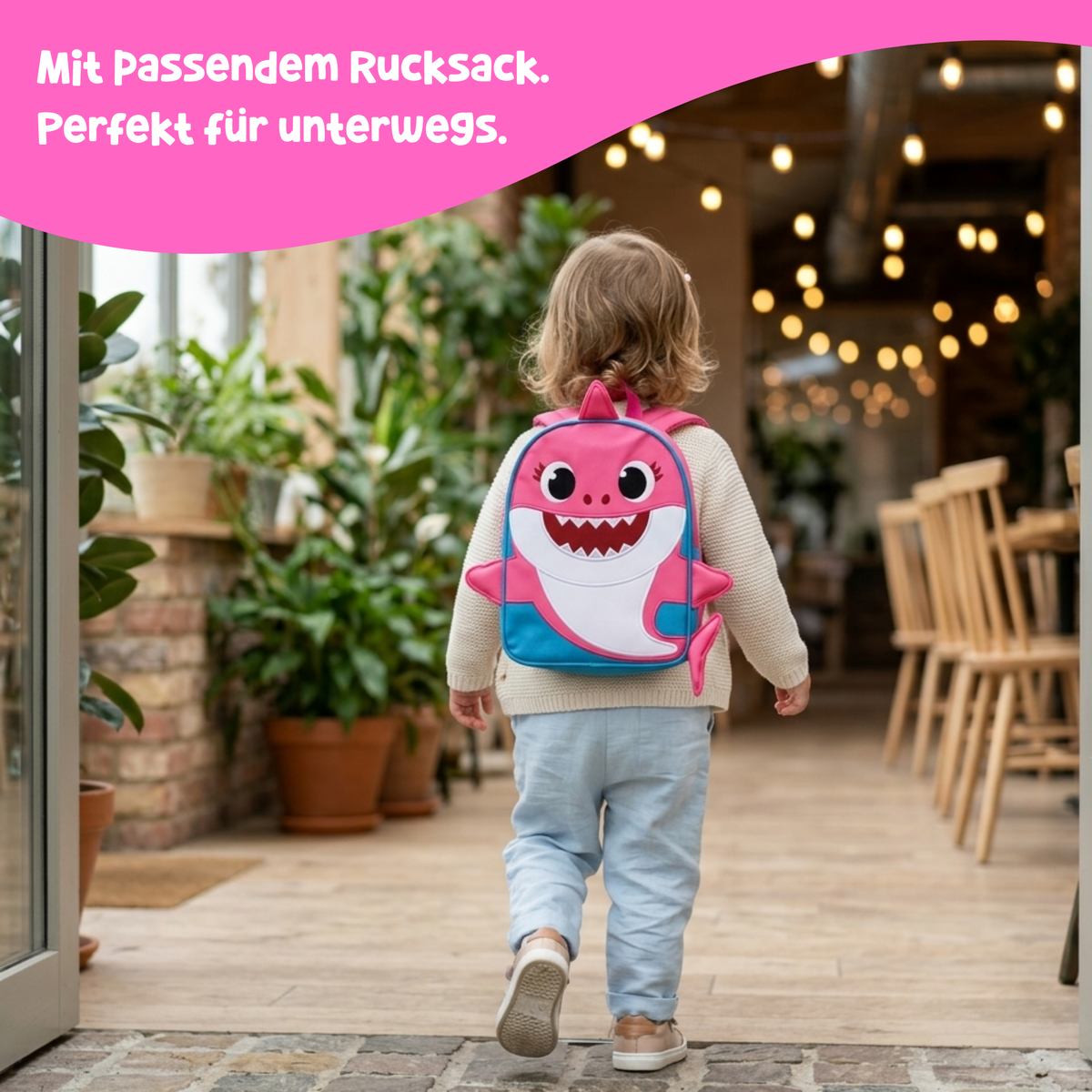 Niño pequeño lleva la mochila rosa de Mama Shark de paseo – quiet book con mochila a juego a partir de 3 años